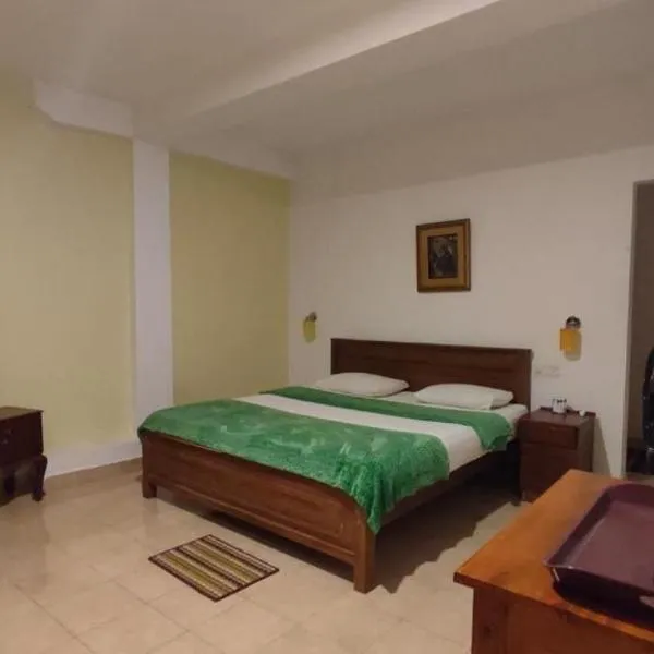 Blue sky Guest House and Restaurant, hotel v destinaci Nallathanniya