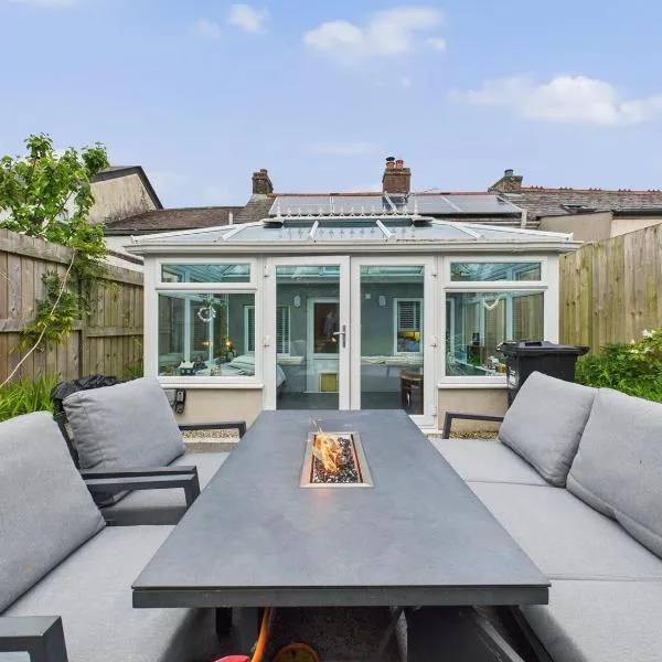 Delightful Cottage in St Newlyn | Sleeps 5 | Cosy Fireplace | Private Patio & Firepit | Near Newquay Beaches | Free Parking | Family-Friendly | Fast WiFi | Smart TV | Fully Equipped Kitchen | Peaceful Village Location with Pub & Scenic Walks Nearby, hotel v destinaci Newlyn East