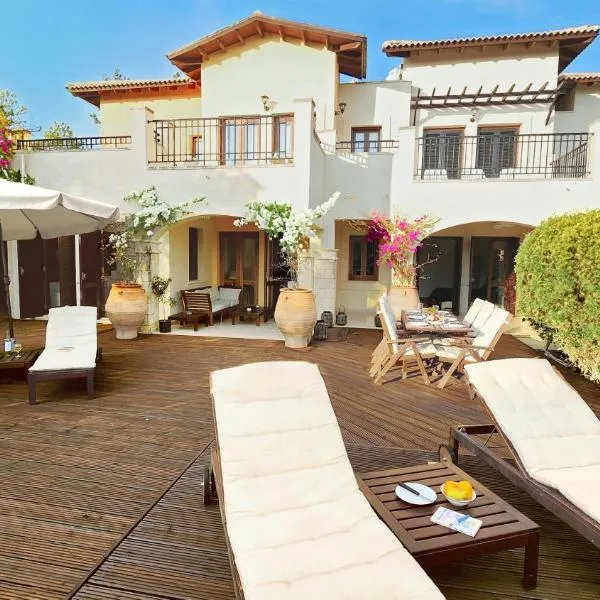 Aphrodite Hills 3 Bedroom with BBQ, Patio & View, hotel em Kouklia