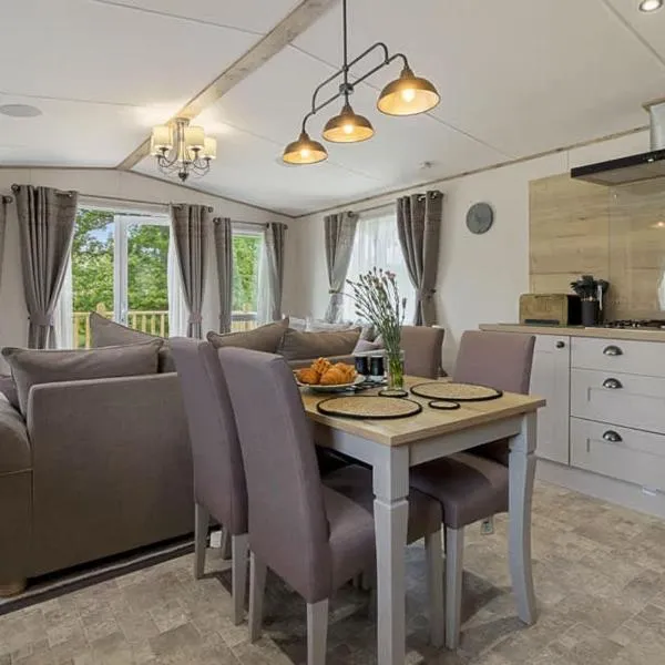 Rolling Hills Splash Escape -No Commercial Sign written Vehicles,Fishing Nearby & Communal Swimming Pool ,Pool open May to September, Hotel in Cheriton Bishop