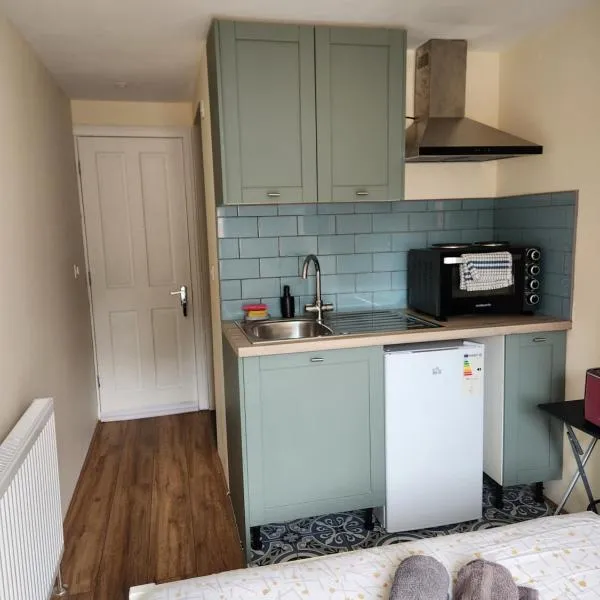 Ensuite Studio Flat Crawley-Gatwick, hotel v destinaci Ifield