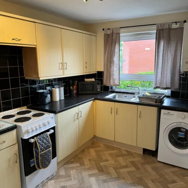 Quiet, Sleeps 12, 2 bathrooms, Lots of parking, KIA 2, hotel in Nottingham