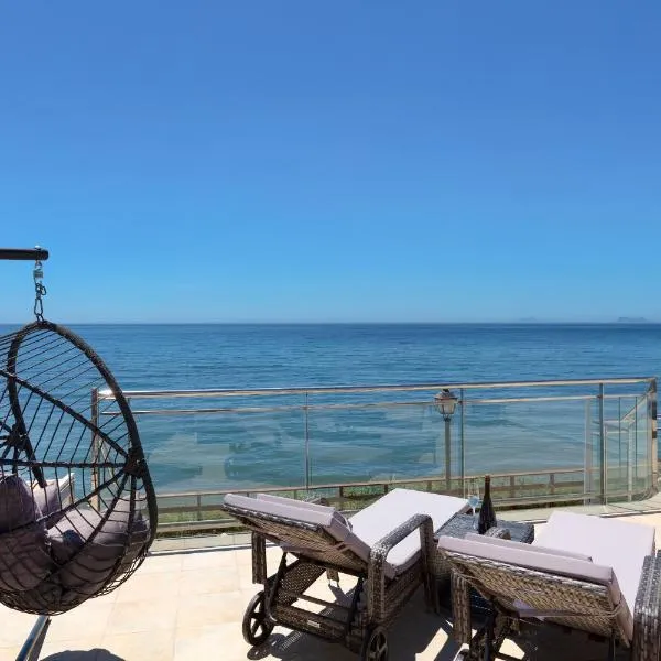 First Row Beach Villa, hotel en Estepona