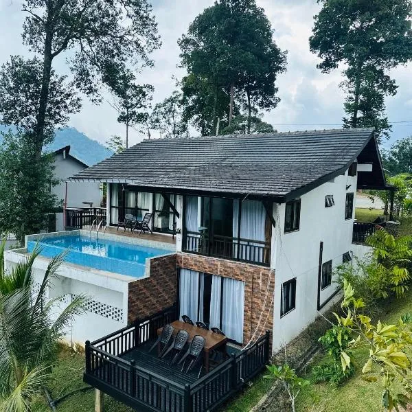 Tuah D Manggis Janda Baik 4BR 2 Storey Bungalow Private Infinity Swimming Pool with Gunung Nuang View, hotel in Bentong