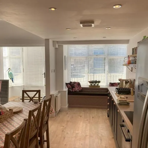 Blacksands Seaview Cottage, Aberdour, hotel in Aberdour
