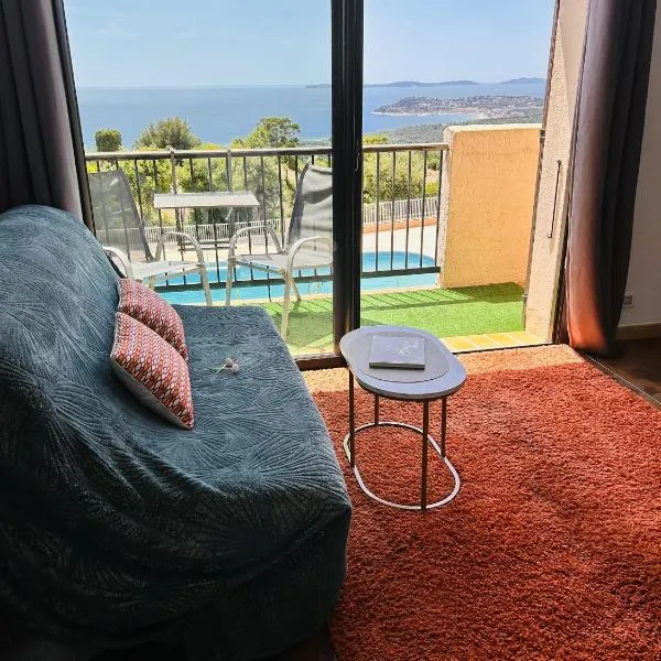 STUDIO POOL HOUSE MDT 2 ETOILES VUE MER PANORAMIQUE AMAZING SEA VIEW WIFI LINGE LINEN INCLUT AIRCONDITIOn、ラ・クロワ・ヴァルメのホテル