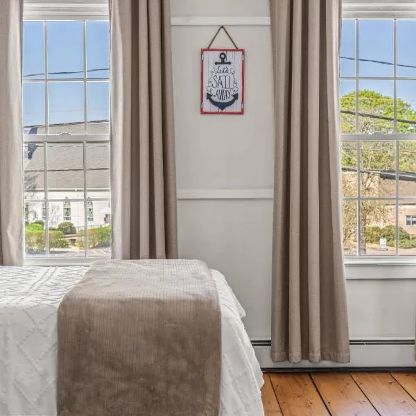 Sunny Historic 3 BR Townhouse in Downtown Mystic, hotel in Stonington
