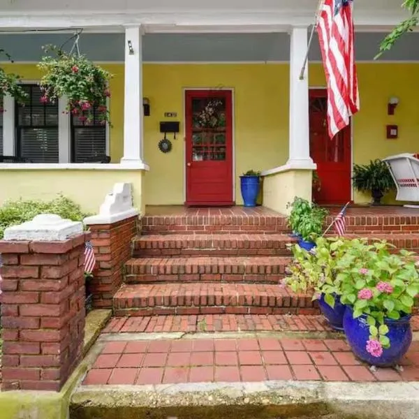 Historic Row Home 1 Block from Gate 1 at USNA, hotell sihtkohas Annapolis