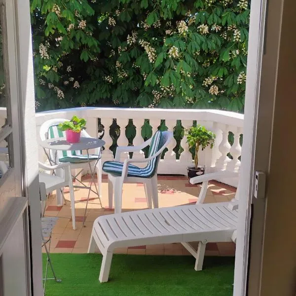 Gîte Le Marronnier, parking et terrasse au calme, entre Colmar-Riquewihr et Obernai, vue sur espaces verts et coteaux d Alsace, route du vin-châteaux – hotel w mieście Châtenois