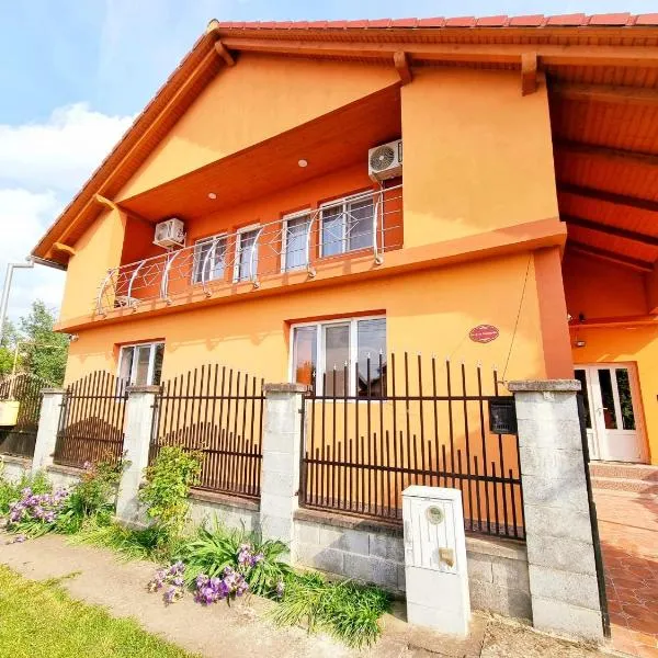 Vilă cu 3 dormitoare la etaj, hotel in Utvin