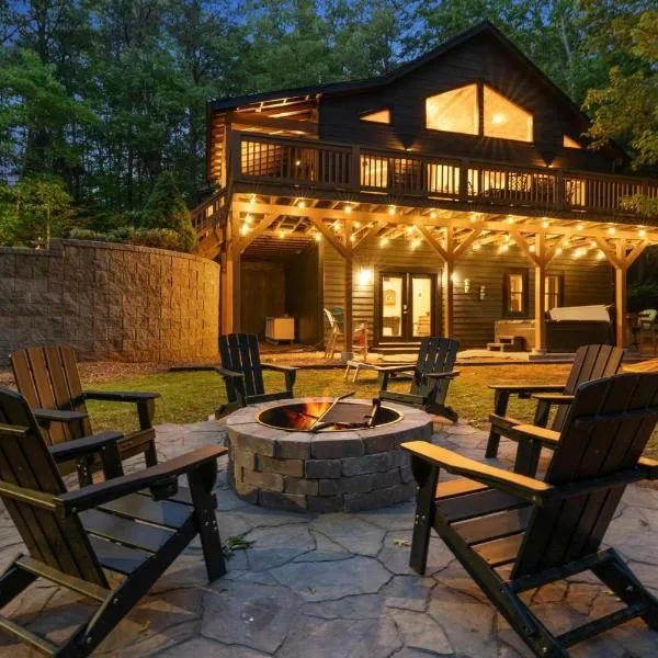 Mins To Highlands Hot Tub, Fire Pit, Game Room, hotel in Franklin