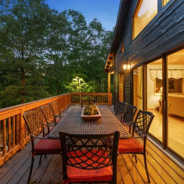 Near Highlands Luxury Mountain Escape with Hot Tub, hotel in Franklin