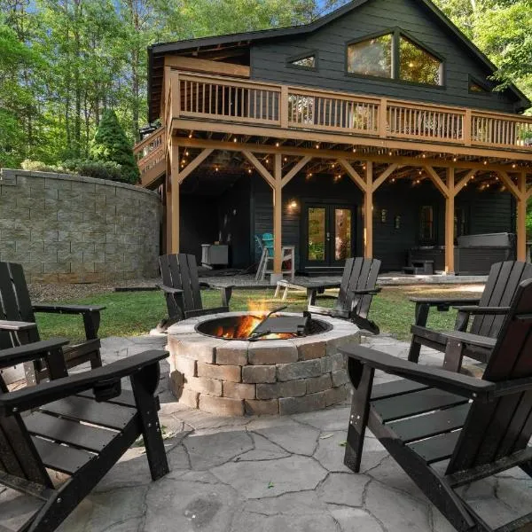 Mins To Highlands Hot Tub, Fire Pit, Game Room, hotel in Franklin