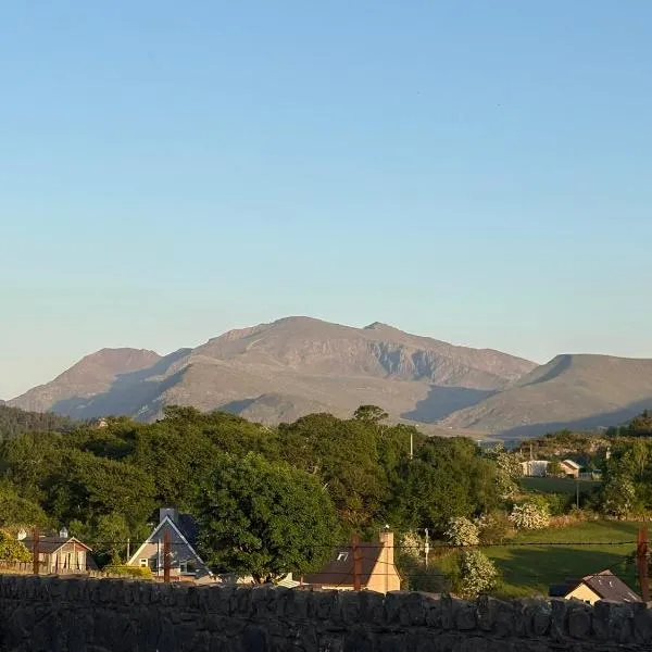 Cosy Caravan in Scenic Snowdonia, hotel v destinaci Cwm-y-glo