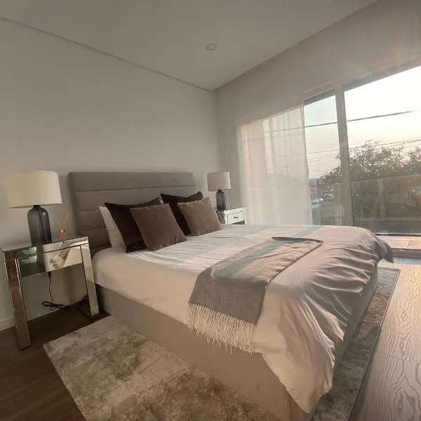 Modern room in Sesimbra, hotel in Quinta do Conde