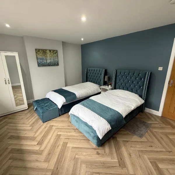 Luxurious 3 bedrooms flat near New Cross,Wolverhampton No Parties or events, hotel in Wednesfield