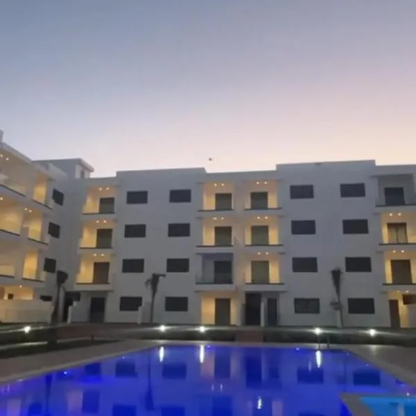 Rmilat Garden N8 vue sur la piscine, hótel í Cabo Negro