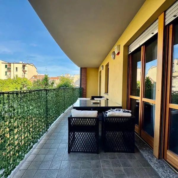 Spacious 2-Bedroom Apartment with Large Terrace, Hotel in Mailand