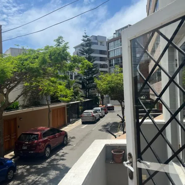 Casita de Miraflores calle Ocharan a 5 minutos de Larcomar – hotel w mieście Lima