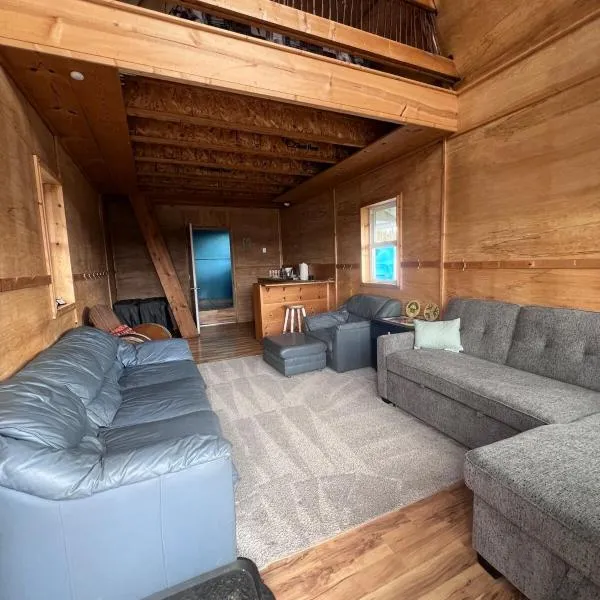 Lake View LOFT Cabin off grid Solar, hotel in Wasilla
