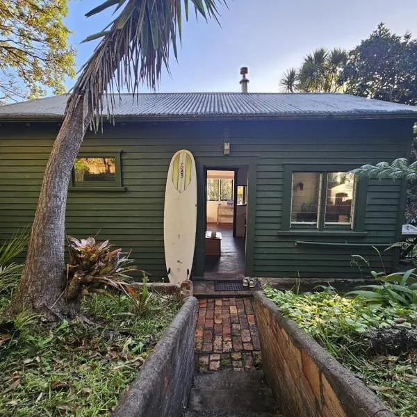 Classic Piha Bach - Seaview Road, hotel di Piha
