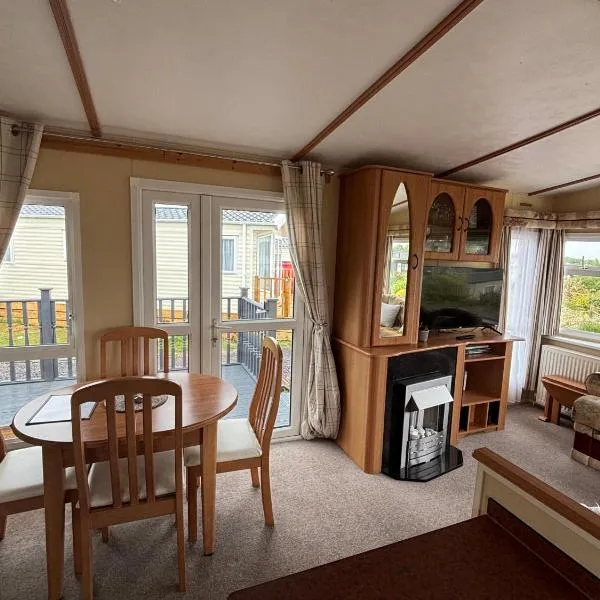 Cosy Two Bedroom Lodge on Seven Bays Holiday Park near Padstow, hotel v destinaci Saint Merryn