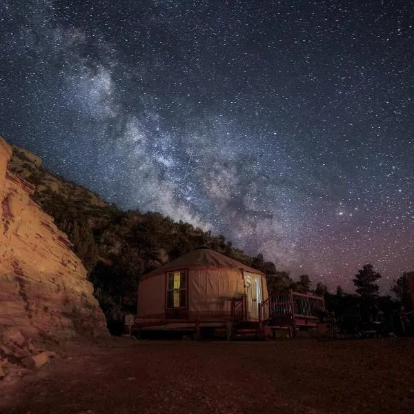 Yurt Overlook #8 with AC and Private Bath King Suite, hotel v destinaci Orderville