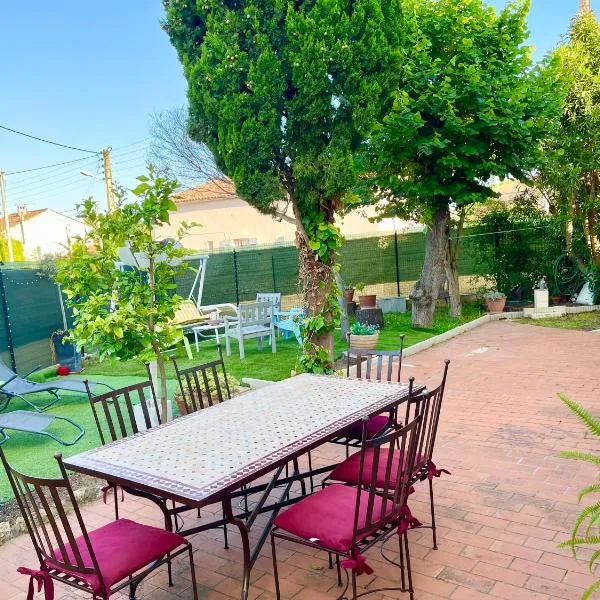 F4 idéal pro ou vacances famille, 80 m2 rdc avec jardin&terrasse privés, parking gratuit, calme, wifi free pop, clim réversible, balancelle, transats, BBQ, dans petit bâtiment, 15 min de la mer et base navale, 10 min de la gare sncf et routière, hotel v destinácii Toulon