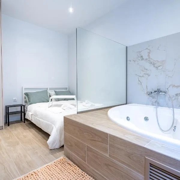 Cute apartment with jacuzzi, hotel in Athens