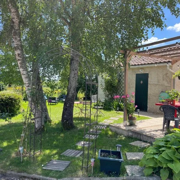 STUDIO EN AUVERGNE Le ruisseau, hotel in Saint-Priest-Bramefant