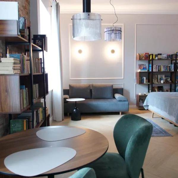 Charming Booklovers' Apartment in Old Town, hotell Võrus