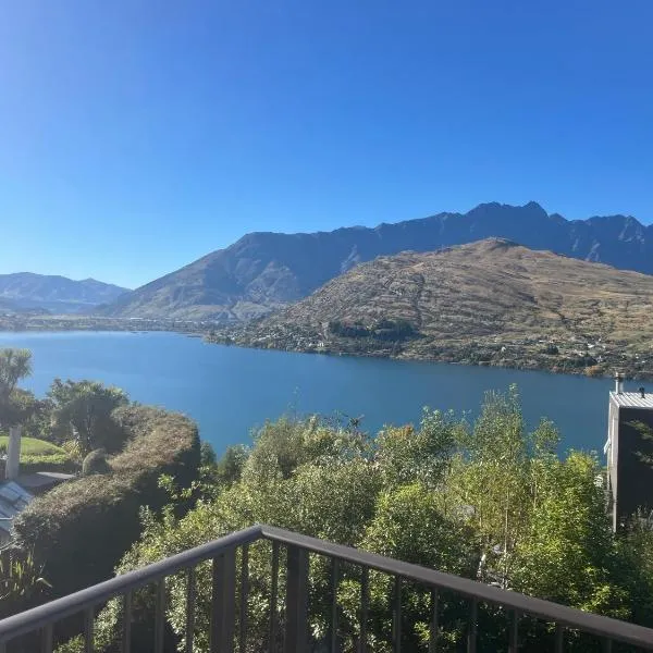 Spectacular Lake and Mountain Views Close to town, hotel v destinaci Queenstown