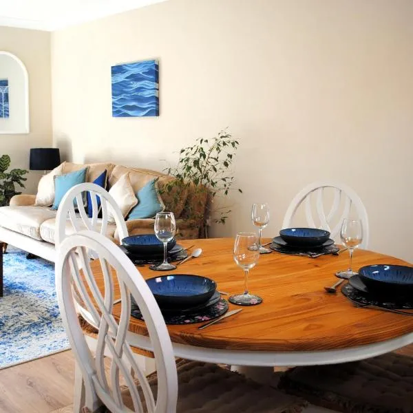 Spacious townhouse near Bude beaches, Hotel in Bude
