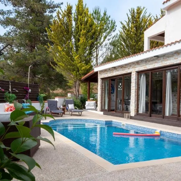 Villa Althea, Pool, Mountain Views, BBQ ,Patio in Laneia, hotell i Lania