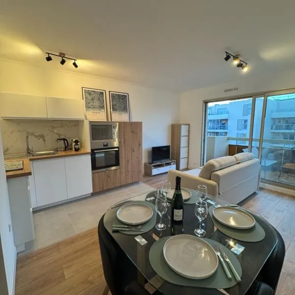 Fully renovated studio, steps from beach with a sunny terrace and free wifi, hotel in Antibes