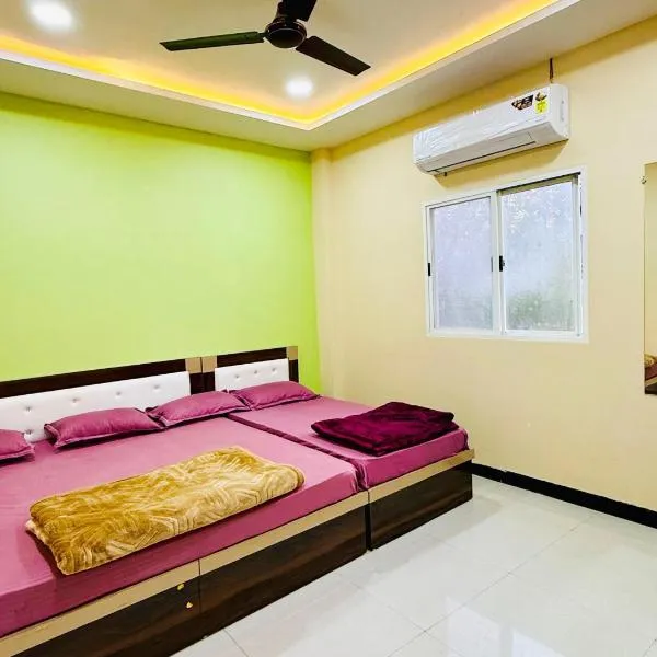 Near Mahakal Temple BUDGET HOTEL V R , UJJAIN, Fully Air conditioned Rooms with Wifi and Parking, Best Hotel IN Ujjain, hotel in Ujjain