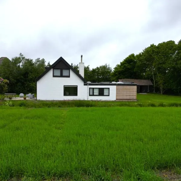 Fantastic home Beach Life 39A, hotel in De Koog
