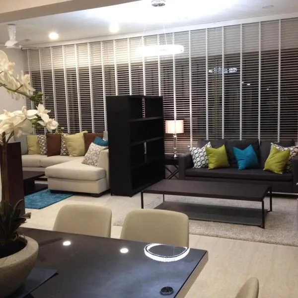 By the Sea PENTHOUSE duplex, Hotel in Batu Feringgi