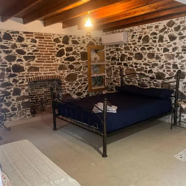 Traditional stone house in Mytilene, hotel v destinaci Mytiléna