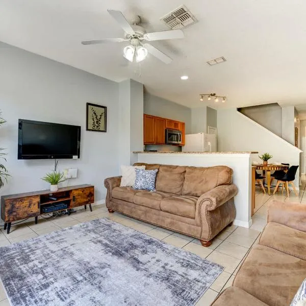 Comfy Townhome Minutes from Disney, Hotel in Orlando