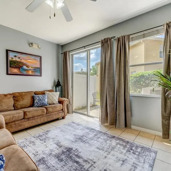 Comfy Townhome Minutes from Disney, hotel i Orlando