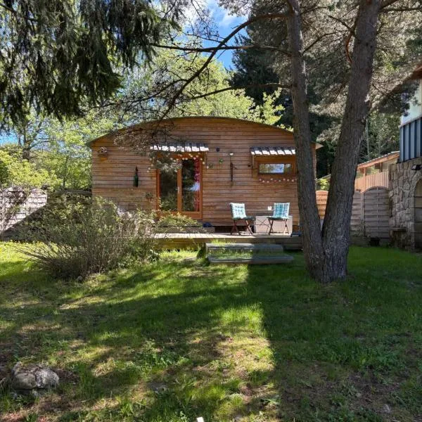 Chalet grenouille Domaine de la Mamounette, hotel v destinaci Champclause