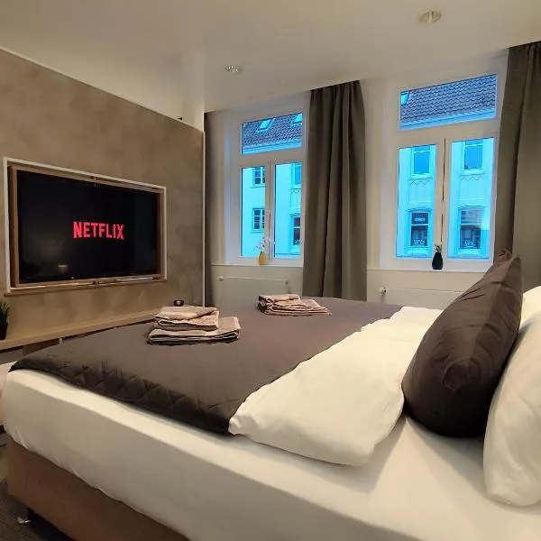 ApartZ - Celle Altstadt - bis 9 Personen Ideal für Familien und Gruppen, 3 SZ, 2 Bäder, Infrarotsauna, 1 Parkplatz buchbar, Dachterrasse - BRIGHT Collection, hotell sihtkohas Celle
