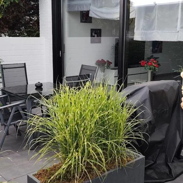 Moderne Doppelhaushälfte mit Süd-West-Terrasse, hotel a Erkrath