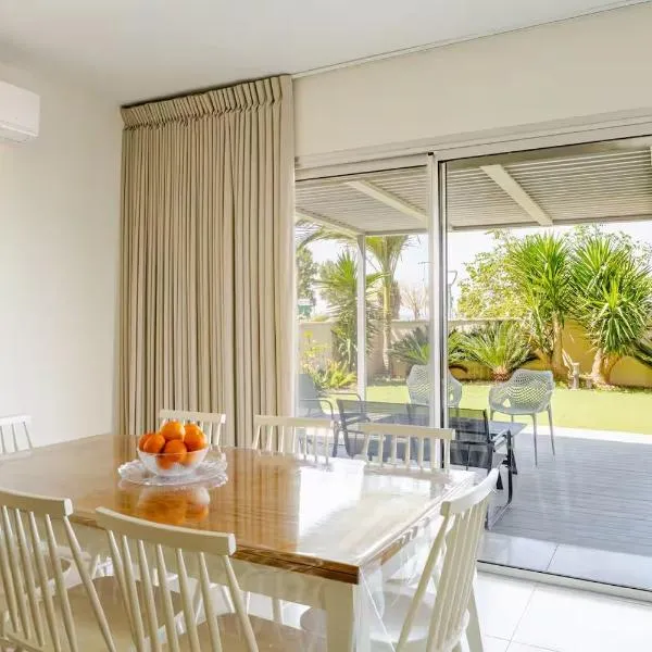 나하리야에 위치한 호텔 GW002 Gugel Waves Amazing Seaview & Garden Family Apartments