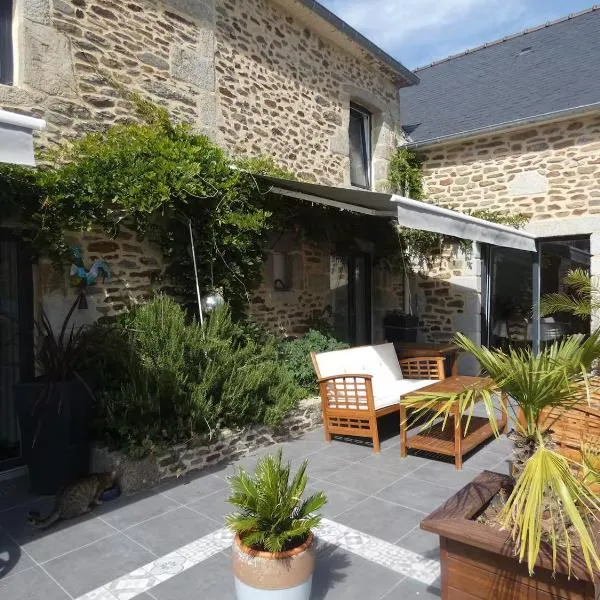 Maison de caractère à Corseul, jardin et piscine, hotel in Corseul