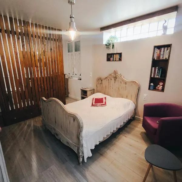 Chez Nine, chambre indépendante avec terrasse, hotel in Sénas