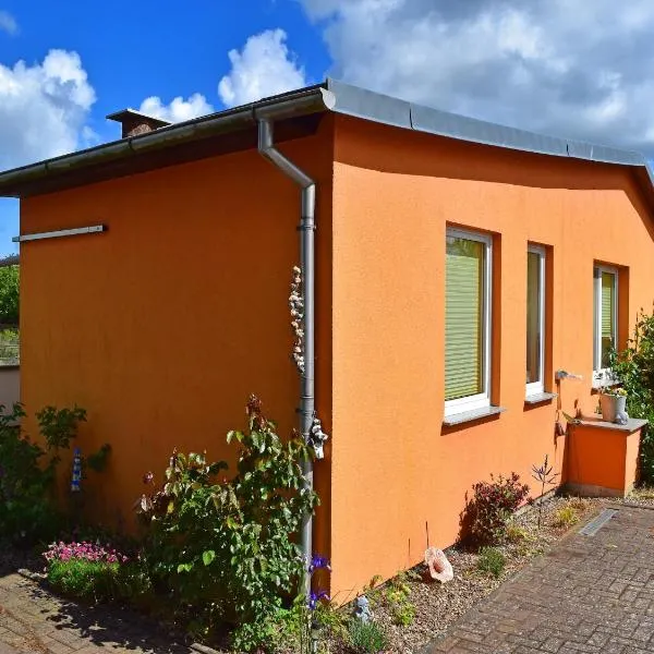 Idyllischer Bungalow an der Ostseeküste, hotel in Reddelich