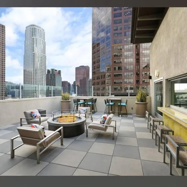 Cozy 2BR Apt in Downtown LA with Pool & Hot Tub