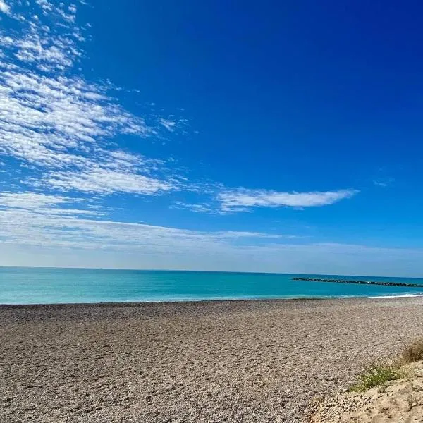 3 bedroom apartment with a terrace 50 steps from the Nules beach, hotel u gradu Mascarell